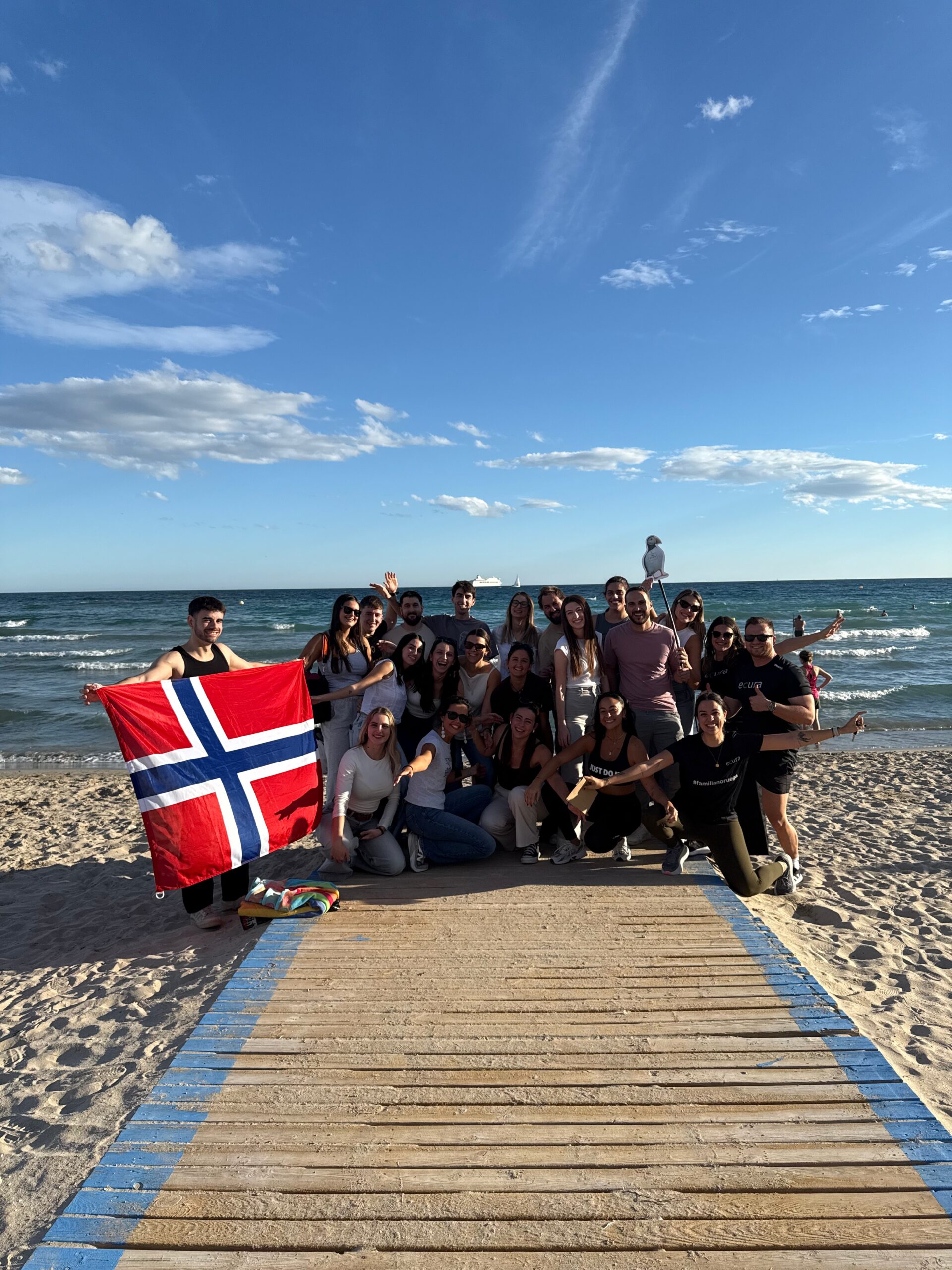 Equipo de Ecura con la bandera de Noruega durante un encuentro en la playa