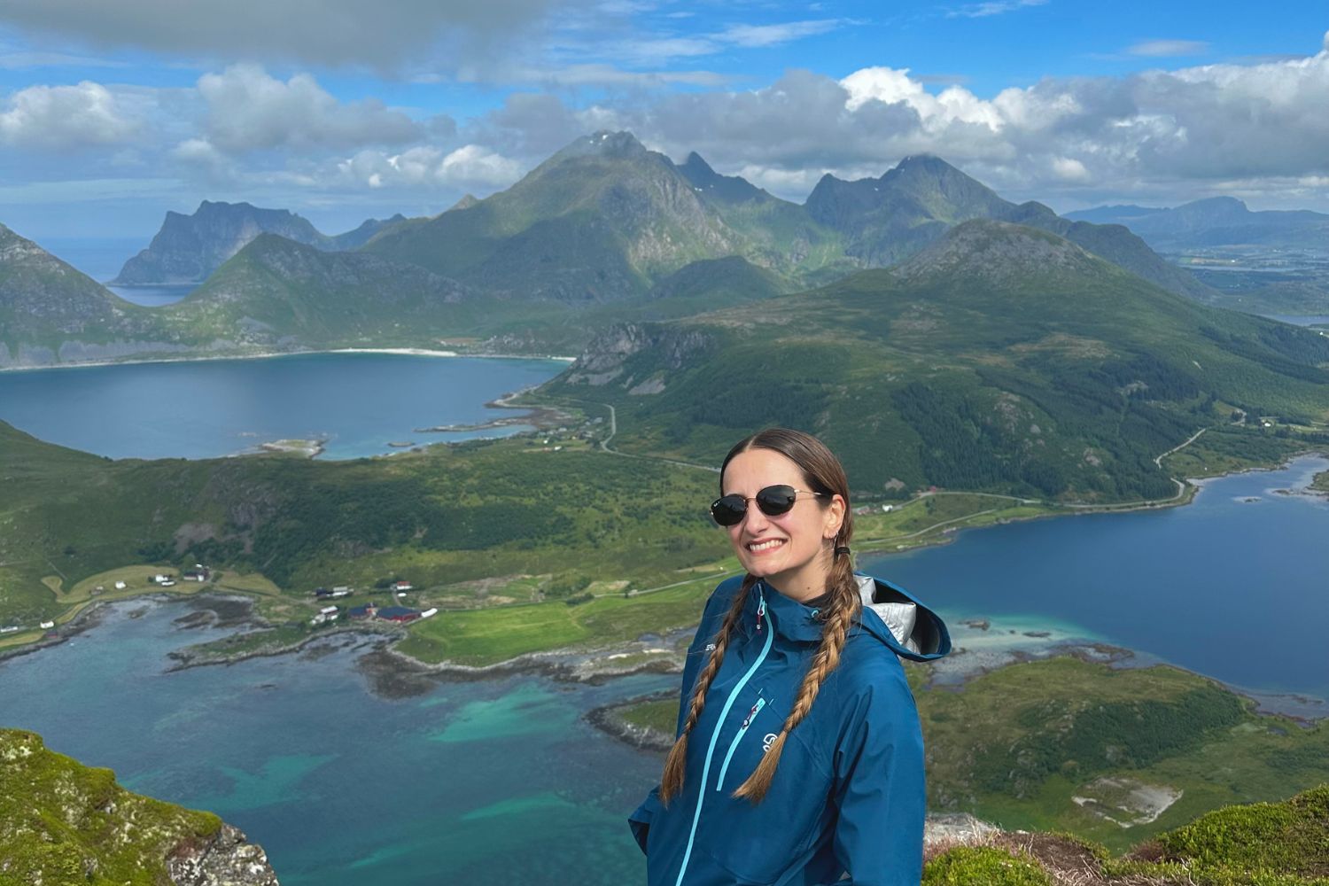 Enfermera de Ecura Care en un mirador de Lofoten, Noruega