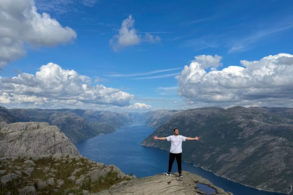 Enfermero de Ecura Care frente a un fiordo durante su experiencia de vivir y trabajar en Noruega