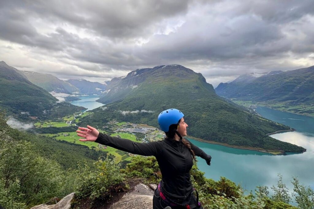 Enfermera de Ecura Care realizando una ruta de montaña en Noruega