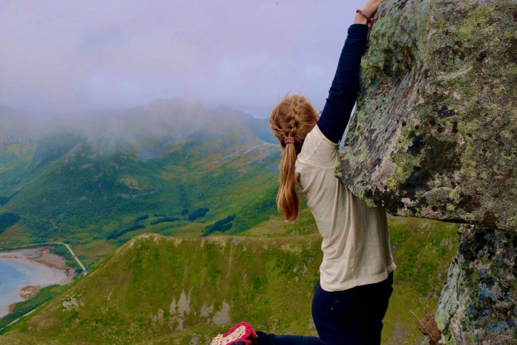 Enfermera de Ecura Care practicando escalada en las montañas de Noruega