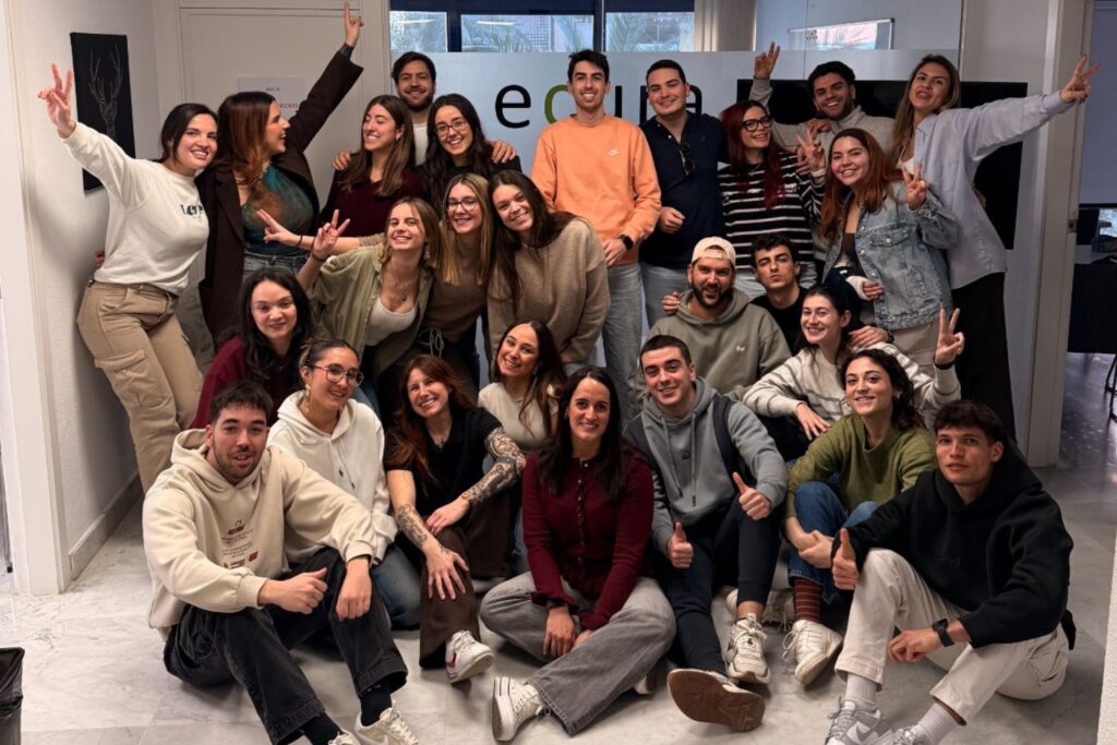 Fran, auxiliar de enfermería en Noruega, junto a otros profesionales de Ecura Care